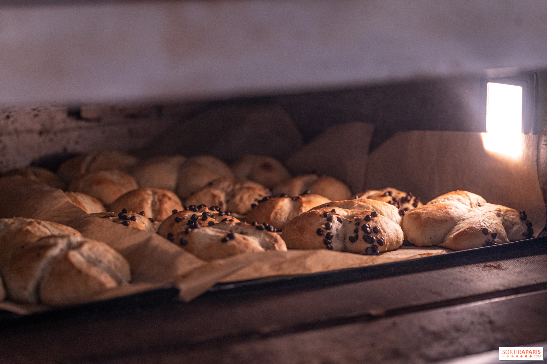 Brioches aux pépites de chocolat en cuisson dans le four à soles